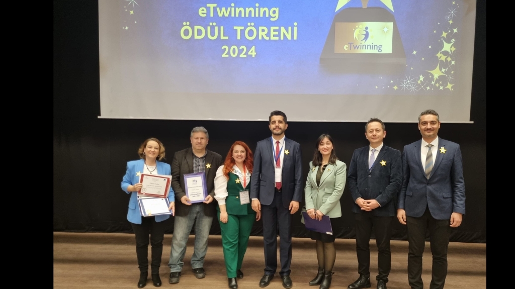 eTwinning Ödüllerimizi ve Tabelamızı Aldık